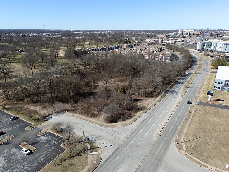 1209 E Holiday St, Springfield, MO à vendre - Photo de l’immeuble – Image 3 sur 25