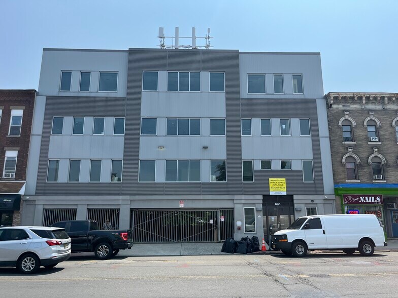 690 Broadway, Bayonne, NJ à louer - Photo de l’immeuble – Image 2 sur 6
