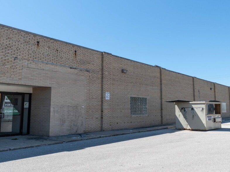 15200 Puritas Ave, Cleveland, OH à louer - Photo de l’immeuble – Image 2 sur 3