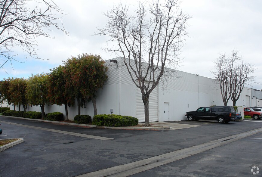 1250 Stellar Dr, Oxnard, CA à vendre - Photo de l’immeuble – Image 3 sur 16