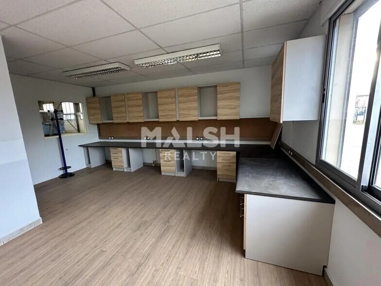 Bureau dans Chassieu à louer - Photo de l’immeuble – Image 3 sur 6