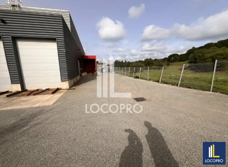 Local d’activités dans Fréjus à louer - Photo de l’immeuble – Image 3 sur 6