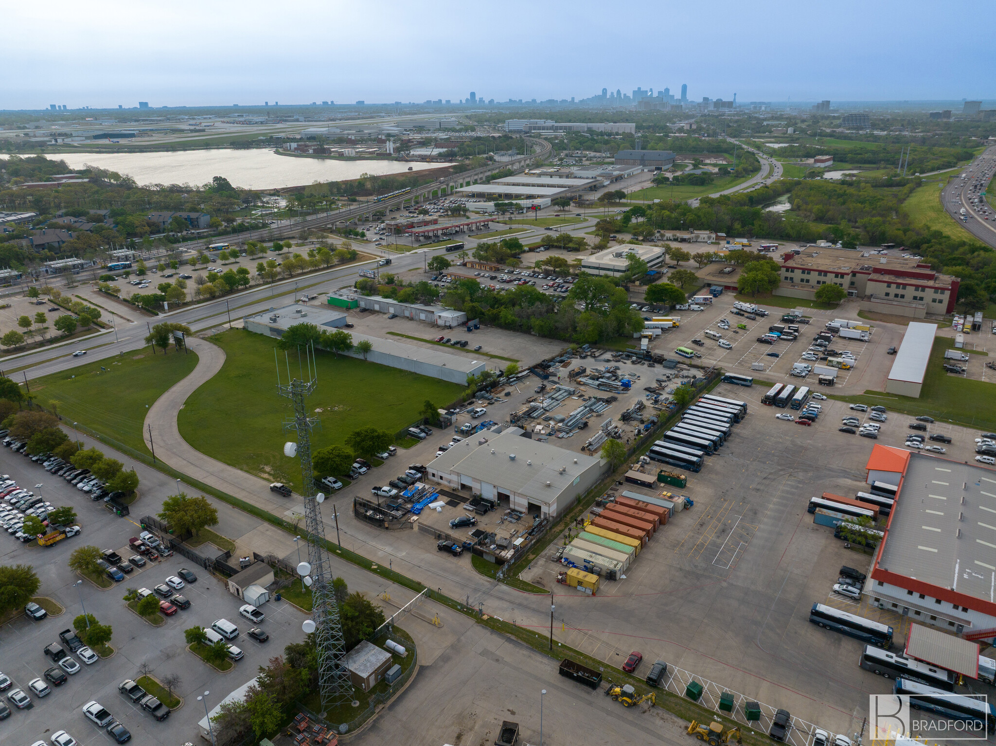 9765 Harry Hines Blvd, Dallas, TX à louer Photo de l’immeuble– Image 1 sur 11