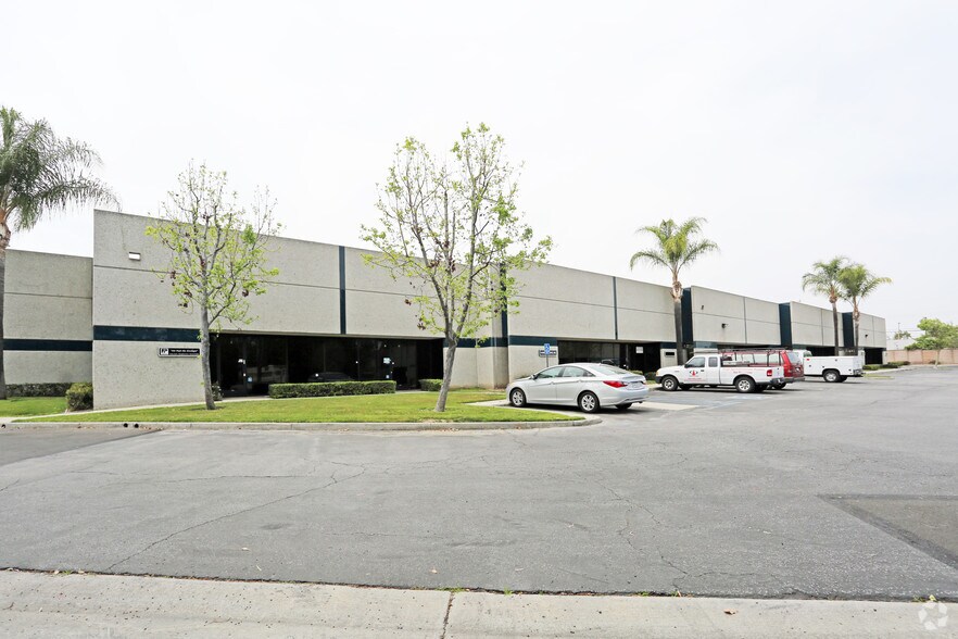 9825 Painter Ave, Santa Fe Springs, CA à louer - Photo de l’immeuble – Image 1 sur 57