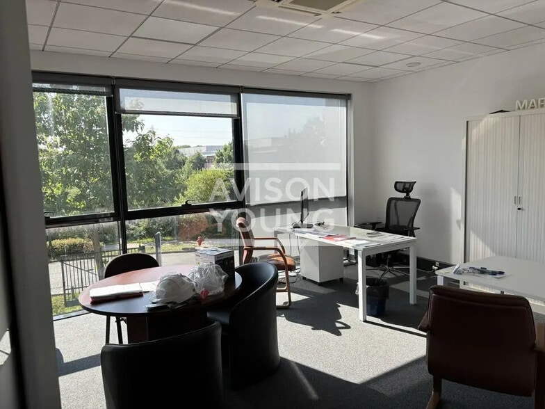 Local d’activités dans Villeneuve-la-Garenne à louer - Photo de l’immeuble – Image 2 sur 9