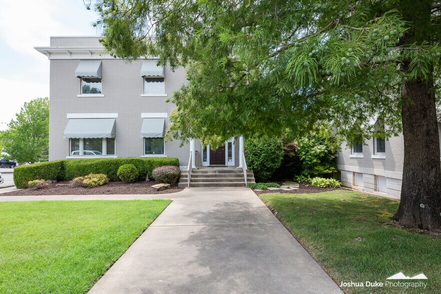 215 N College Ave, Fayetteville, AR à louer - Photo de l’immeuble – Image 2 sur 16