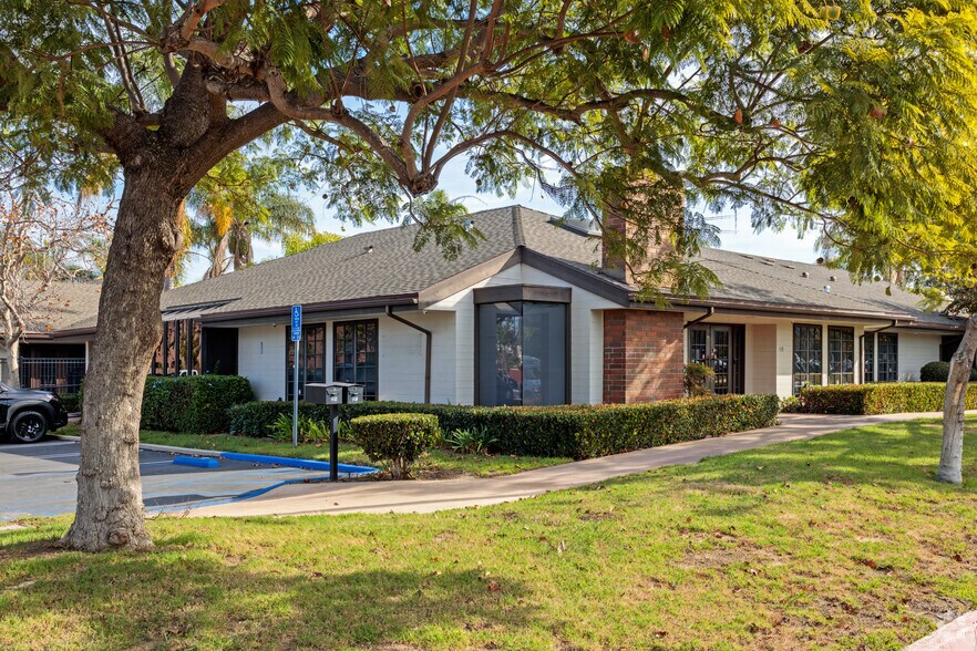 3151 Airway Ave, Costa Mesa, CA à vendre - Photo principale – Image 1 sur 3