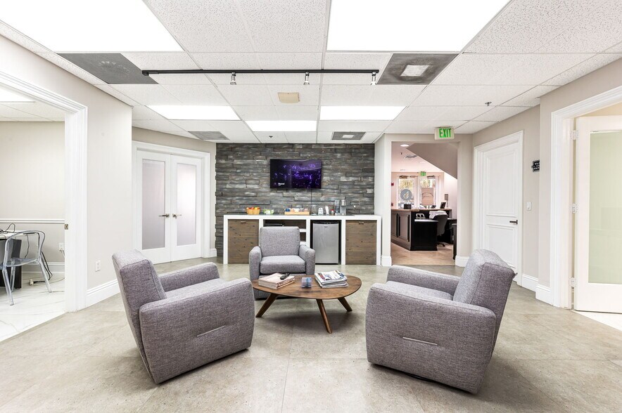 1200 S Rogers Cir, Boca Raton, FL à vendre - Photo intérieure – Image 1 sur 1