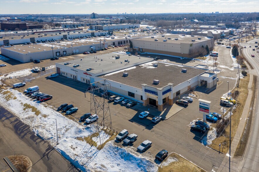 2500 Cleveland Ave N, Roseville, MN à vendre - Photo de l’immeuble – Image 1 sur 9