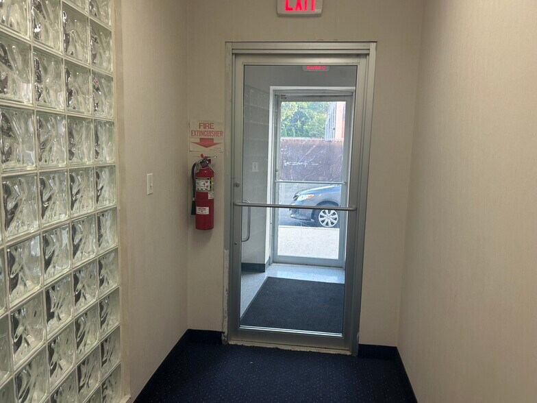 1010 Sunrise Hwy, Rockville Centre, NY à louer - Hall d’entrée – Image 3 sur 16