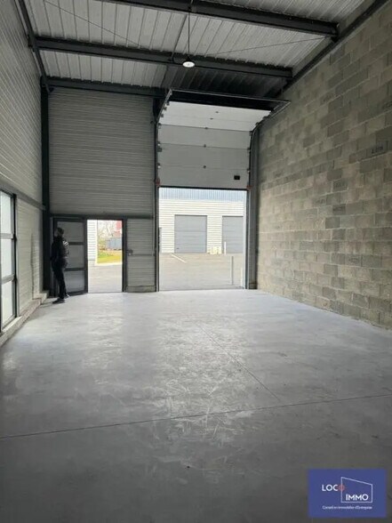 Local d'activités dans Bassens à vendre - Photo de l’immeuble – Image 3 sur 9