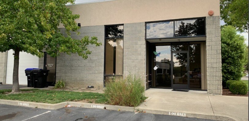 1047 Serpentine Ln, Pleasanton, CA à louer - Photo de l’immeuble – Image 3 sur 5