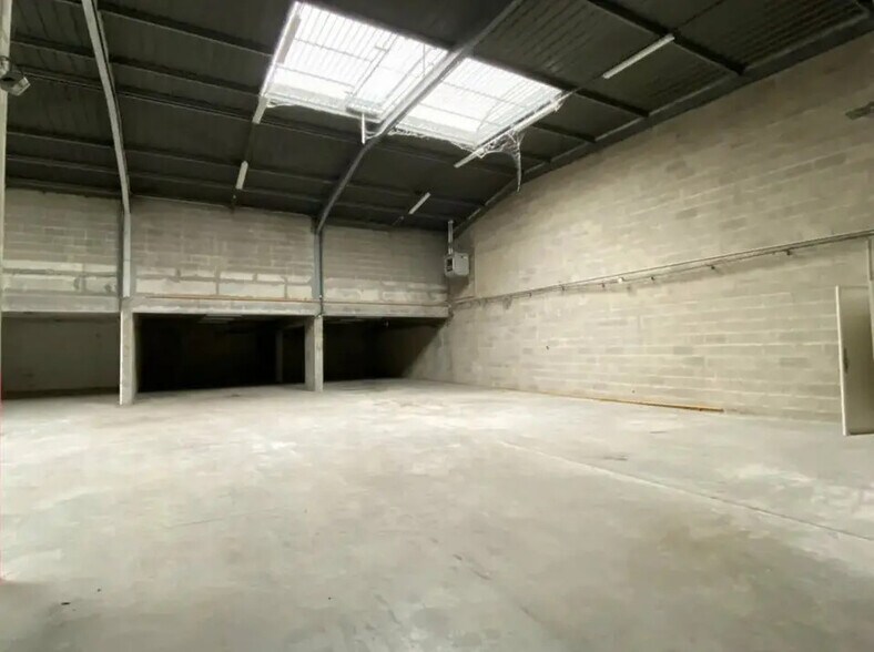 Local d’activités dans Le Thillay à louer - Photo de l’immeuble – Image 2 sur 7