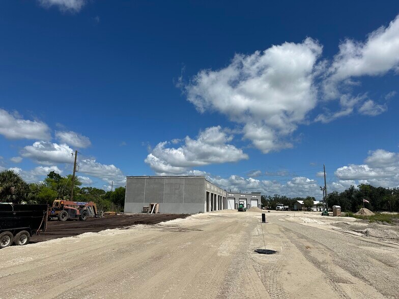 4017 Taylor Rd, Punta Gorda, FL à vendre - Photo de l’immeuble – Image 2 sur 21