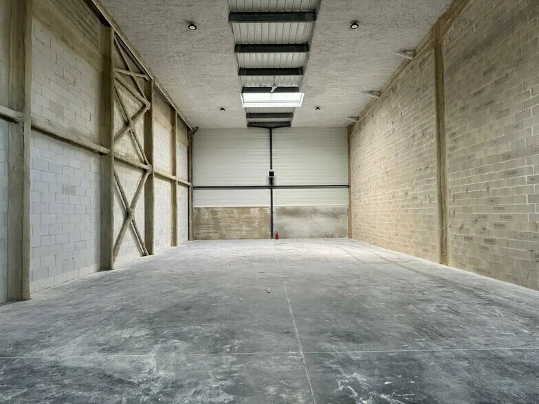 Local d’activités dans Le Mesnil-Amelot à louer - Photo de l’immeuble – Image 1 sur 1