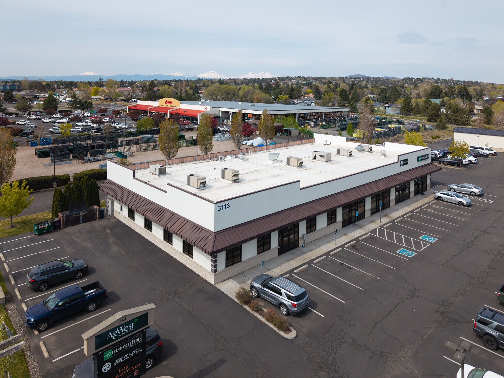 3113 S Highway 97, Redmond, OR à louer Photo de l’immeuble– Image 1 sur 13