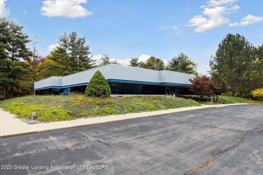 2853 Jolly Rd, Okemos, MI à louer - Photo de l’immeuble – Image 2 sur 10
