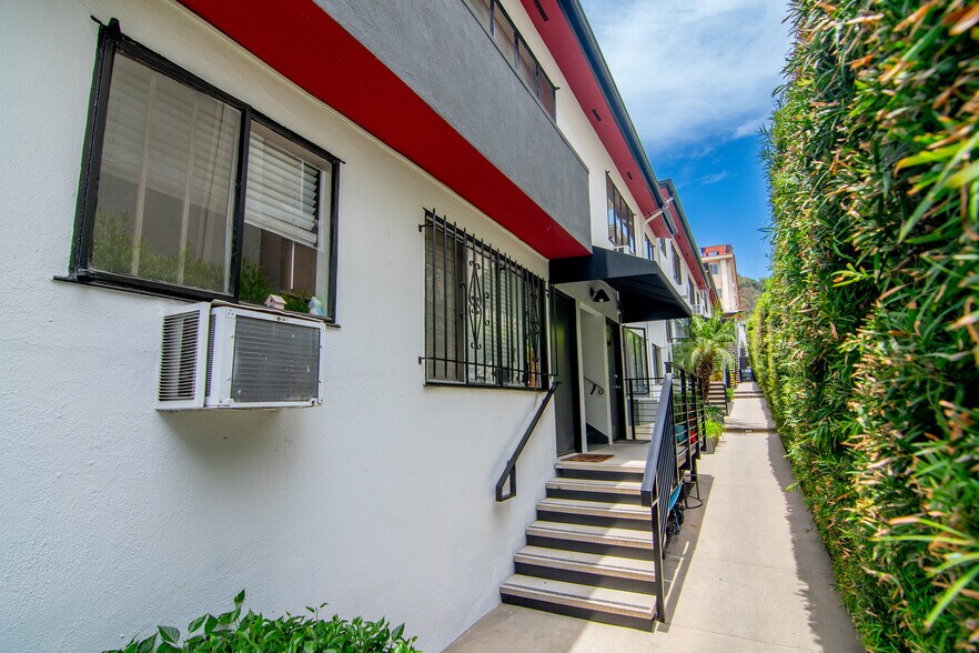 7261 Franklin Ave, Los Angeles, CA à vendre - Photo de l’immeuble – Image 3 sur 12