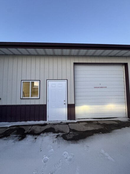 717 27th St SE, Minot, ND à louer - Photo de l’immeuble – Image 2 sur 30