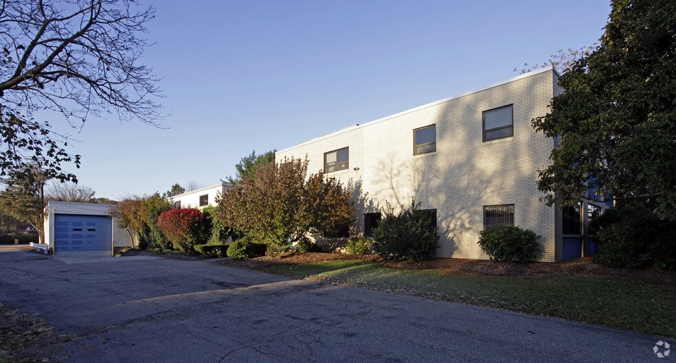 901 Waterman Ave, East Providence, RI à vendre - Photo principale – Image 1 sur 8