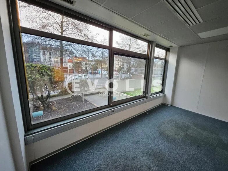 Bureau dans Ivry-sur-Seine à louer - Photo de l’immeuble – Image 3 sur 77