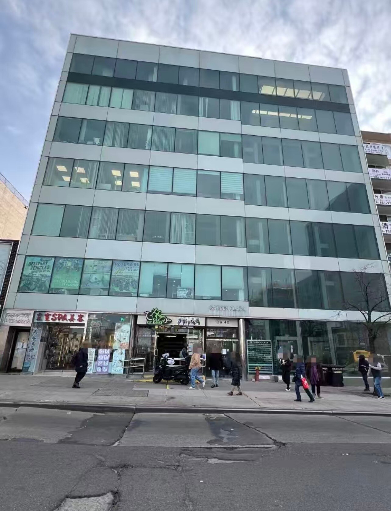 136-40 39th Ave, Flushing, NY à louer Photo principale– Image 1 sur 7