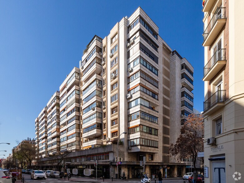 Immeuble residentiel dans Madrid, Madrid à vendre - Photo de l’immeuble – Image 3 sur 5