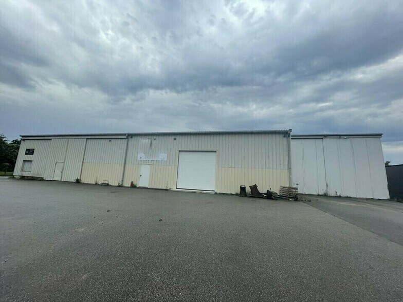 Local d’activités dans Caudan à louer - Photo de l’immeuble – Image 2 sur 8