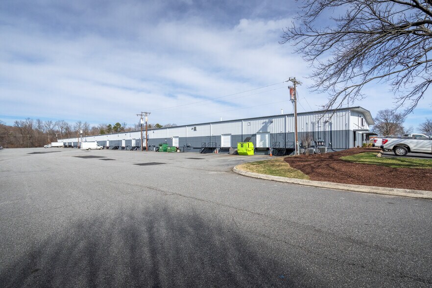 1381 South Park Dr, Kernersville, NC à louer - Photo de l’immeuble – Image 3 sur 11
