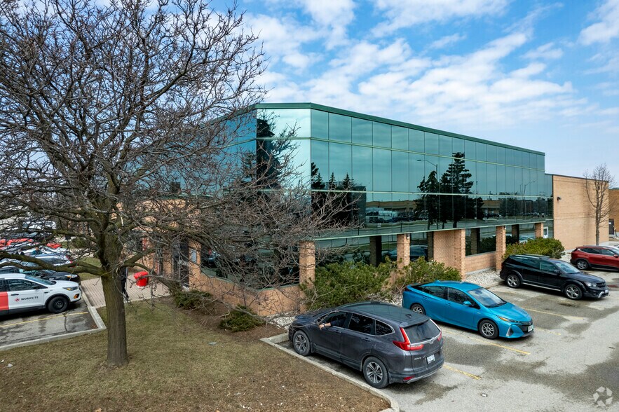 151 Superior Blvd, Mississauga, ON à louer - Photo de l’immeuble – Image 3 sur 7