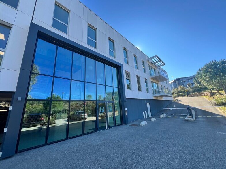 965 Avenue Roumanille, Biot à louer - Photo de l’immeuble – Image 1 sur 9