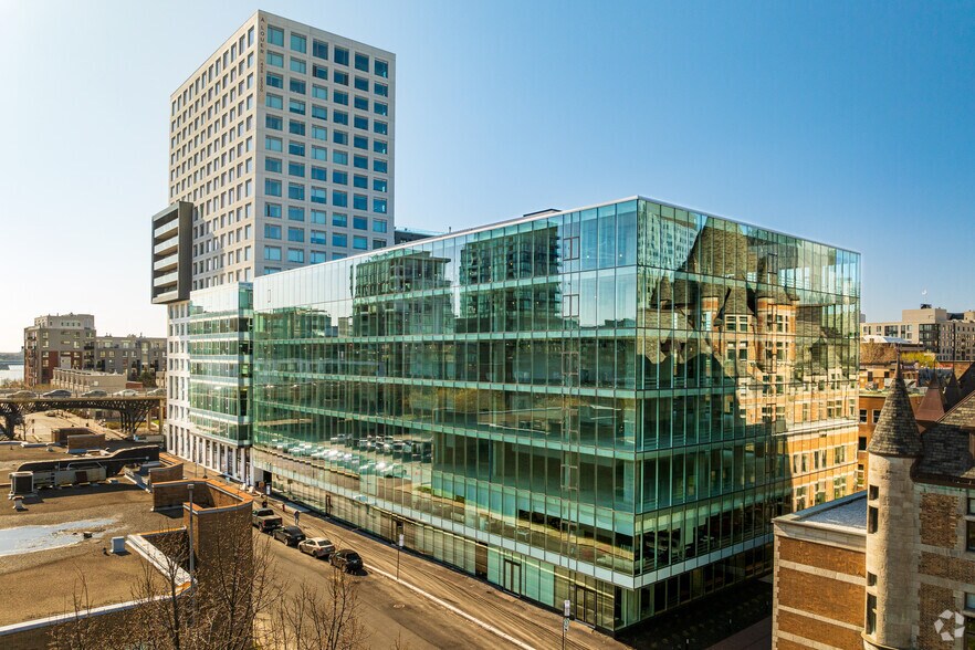 700 Rue Saint-Hubert, Montréal, QC à louer - Photo de l’immeuble – Image 3 sur 5