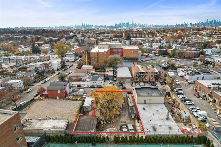 54-25/27 73rd Place, Maspeth, NY à vendre - Aérien – Image 3 sur 4