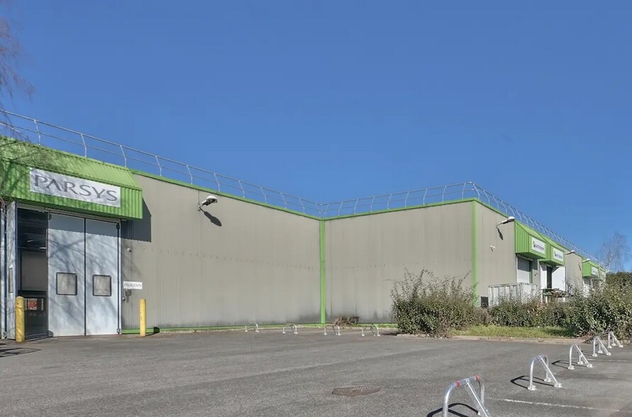 Local d’activités dans Saint-Thibault-des-Vignes à louer - Photo principale – Image 1 sur 2