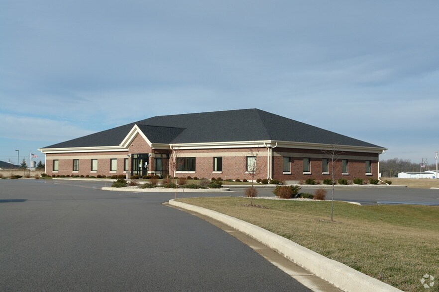 2935 Universal Ct, Oshkosh, WI à louer - Photo principale – Image 1 sur 13