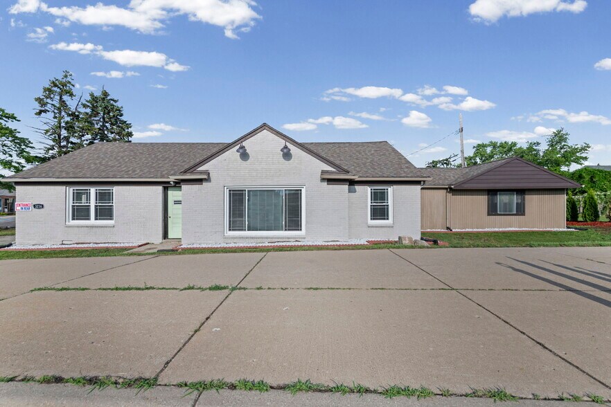 3236 Rochester Rd, Troy, MI à louer - Photo de l’immeuble – Image 1 sur 13