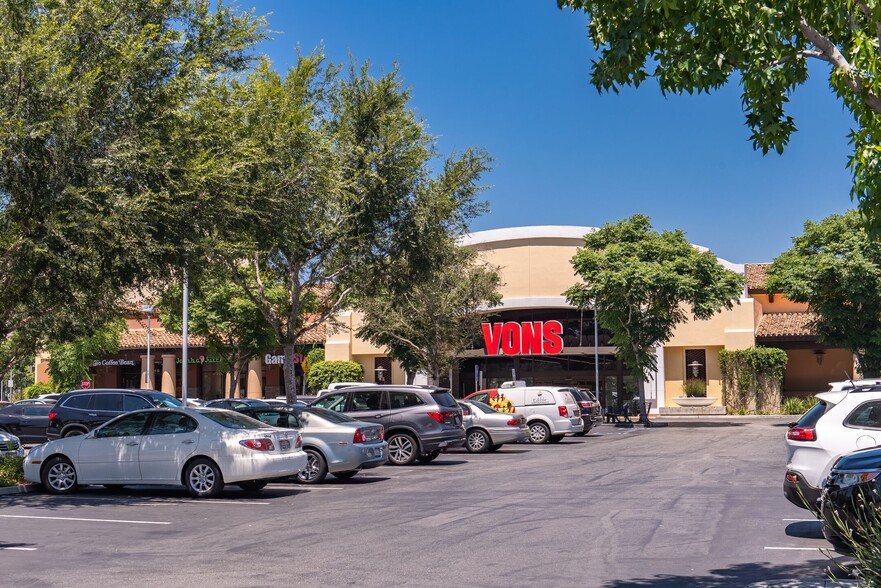 2902-2950 Tapo Canyon Rd, Simi Valley, CA à louer - Photo de l’immeuble – Image 1 sur 4