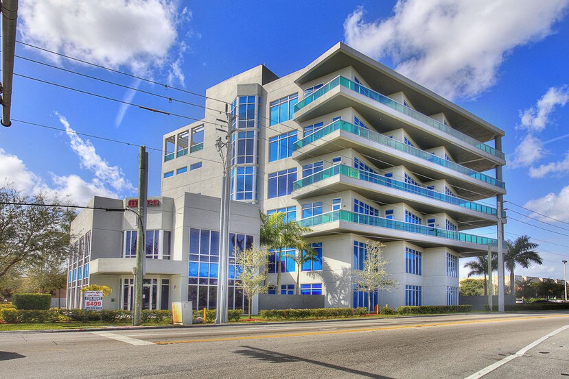 2300 W 84th St, Hialeah, FL à vendre - Photo de l’immeuble – Image 1 sur 7