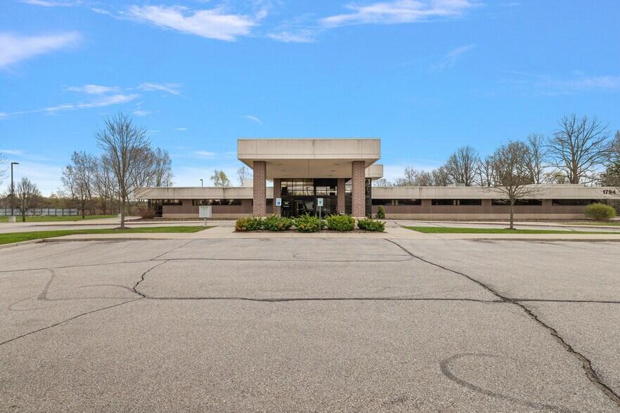 1794 N Lapeer Rd, Lapeer, MI à vendre - Photo de l’immeuble – Image 3 sur 98
