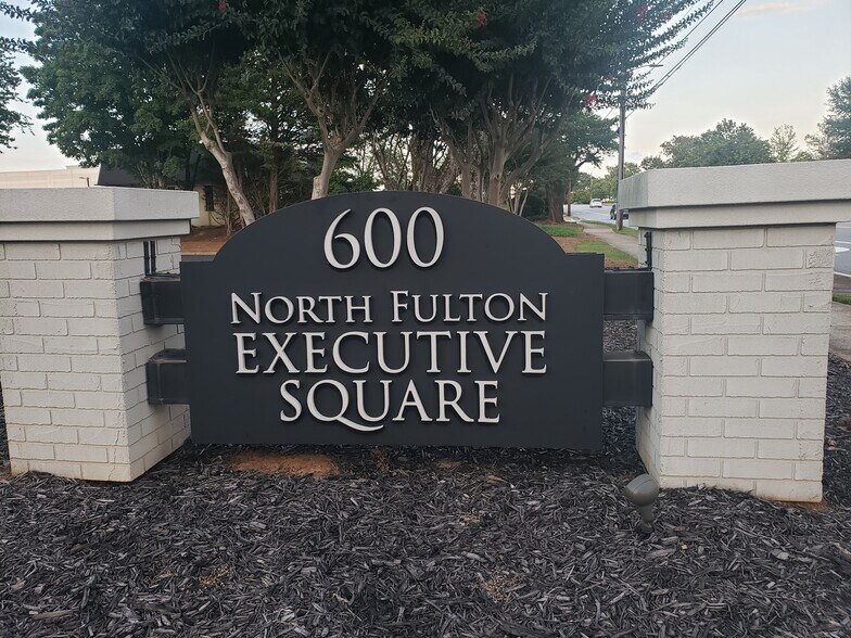 600 Houze Way, Roswell, GA à louer - Photo de l’immeuble – Image 3 sur 23