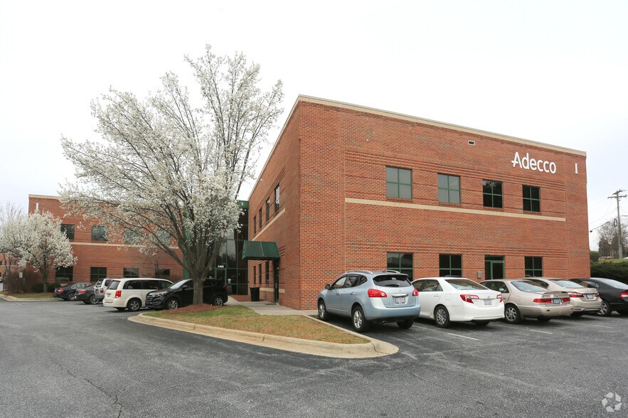 1400 Westgate Center Dr, Winston-Salem, NC à louer - Photo de l’immeuble – Image 3 sur 11