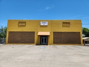 1216 Hoefgen Ave, San Antonio, TX à louer Photo de l’immeuble– Image 1 sur 9