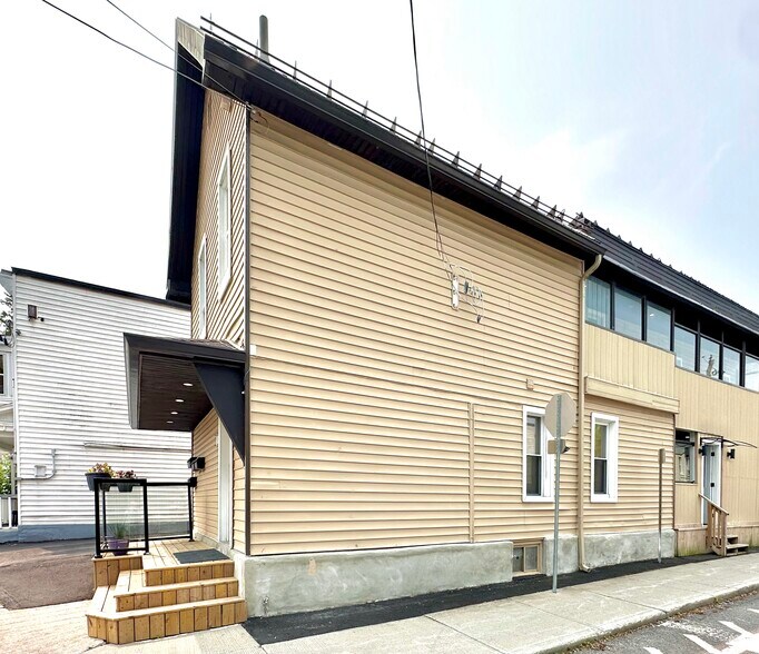 240 Marier Ave, Ottawa, ON à vendre - Photo de l’immeuble – Image 3 sur 14