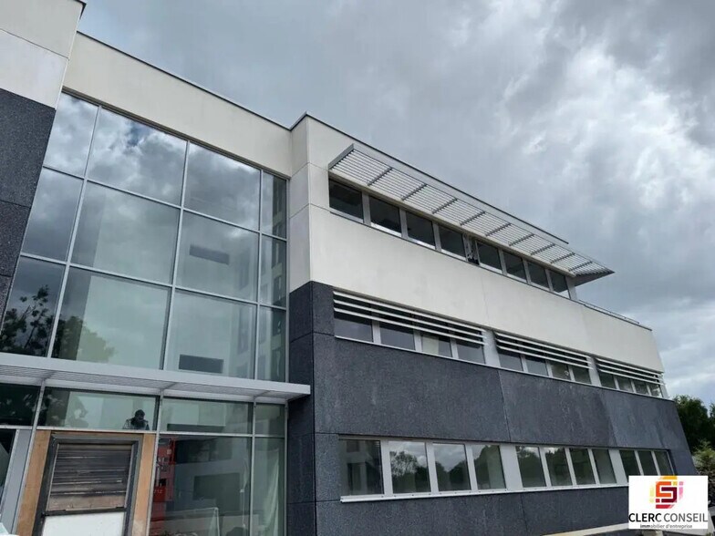 Bureau dans Mont-Saint-Aignan à vendre - Photo de l’immeuble – Image 1 sur 11