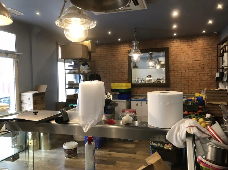 Local commercial dans Paris à louer - Photo intérieure – Image 1 sur 1