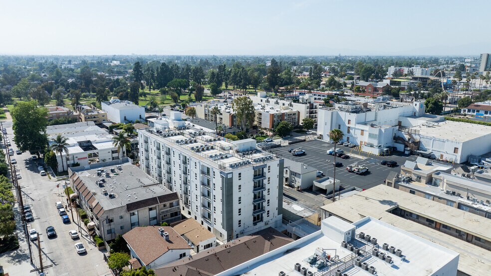 5110 Bakman Ave, North Hollywood, CA à vendre - Photo de l’immeuble – Image 3 sur 8