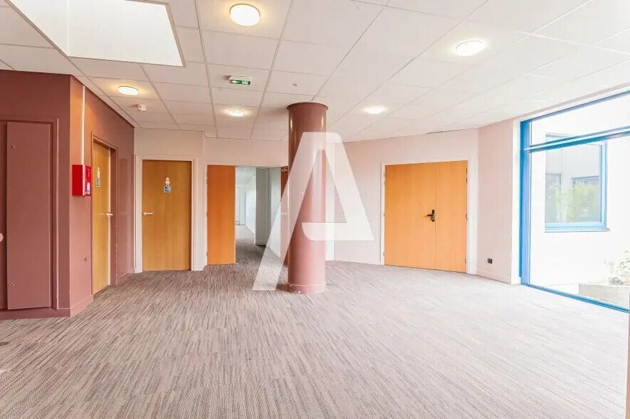 Local d’activités dans Villebon-sur-Yvette à louer - Photo de l’immeuble – Image 2 sur 9