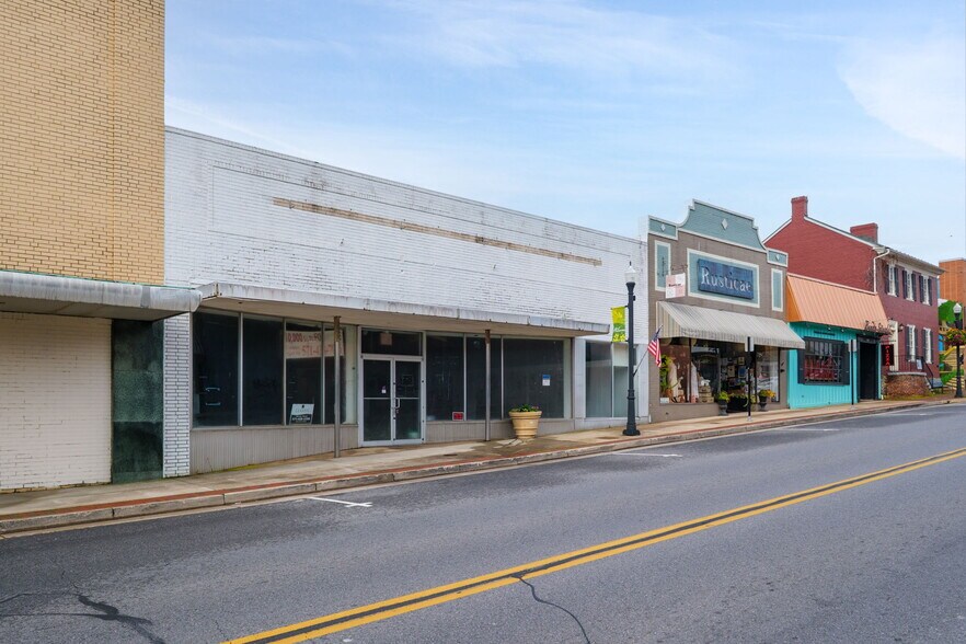 322 W Main St, Waynesboro, VA à louer - Photo de l’immeuble – Image 2 sur 10