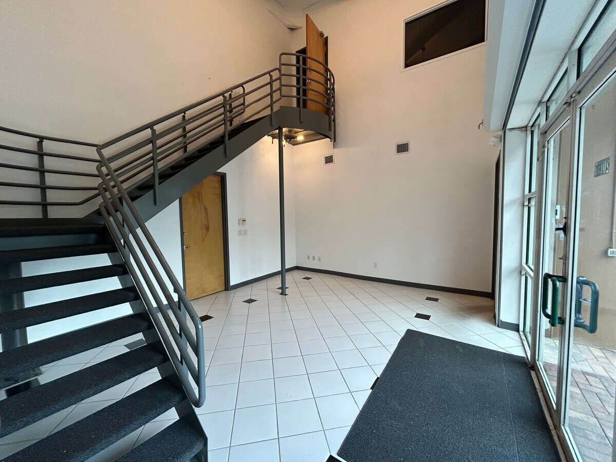 20101-20161 NE 16th Pl, Miami, FL 33179 - Lot 20157 -  - Photo intérieure - Image 1 of 10