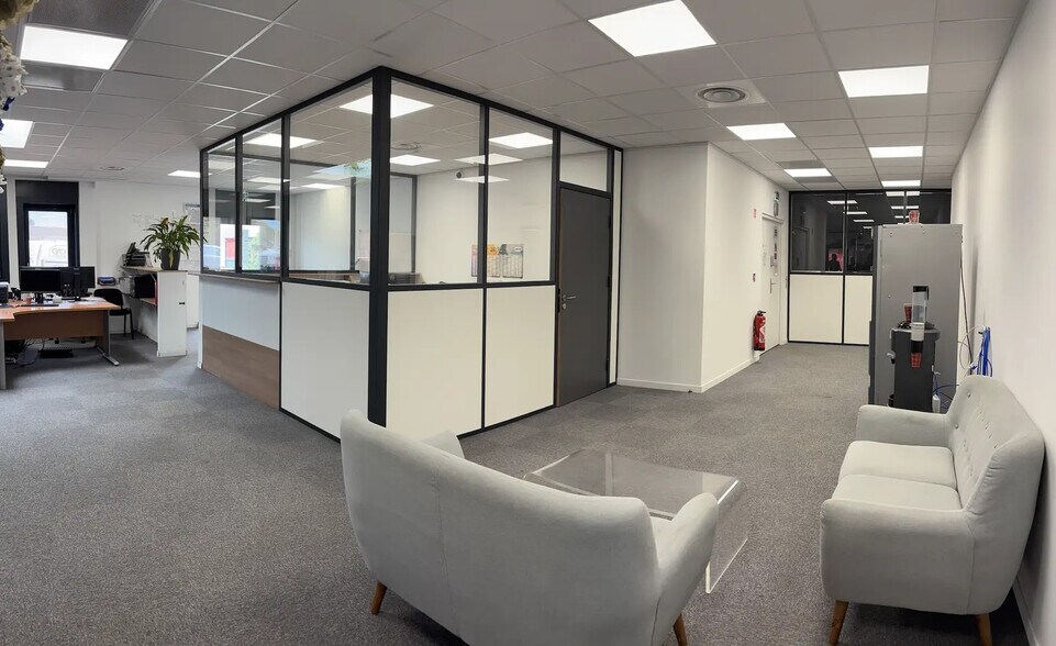 Local d’activités dans Vénissieux à louer - Photo de l’immeuble – Image 1 sur 7